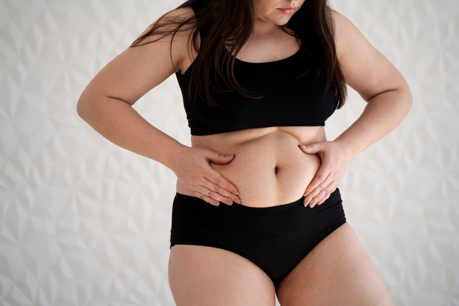 Frau mit Blick auf den Bauch